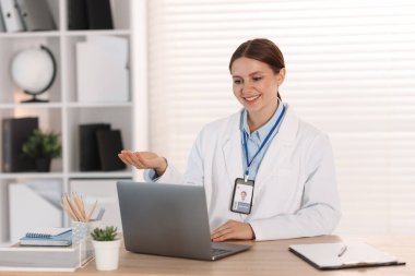 Teletıp. Doktor, bilgisayarla hastayla içeride görüntülü konuşma yapıyor.