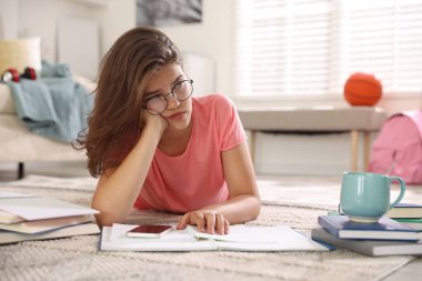 Evde sınava hazırlanan yorgun öğrenci.