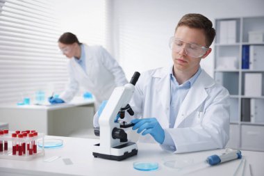 Tıbbi analiz. Laboratuvarda numunelerle çalışan bilim adamları, seçici odaklanma