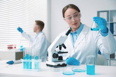 Tıbbi analiz. Laboratuvarda numuneyle çalışan bilim adamı, seçici odaklanma