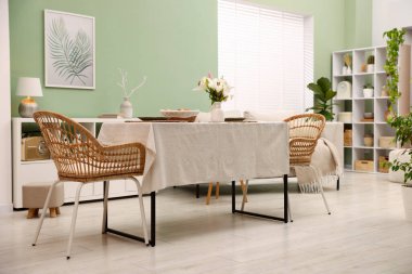 Yemek odasında sandalye ve dekor olan şık bir masa. İç tasarım