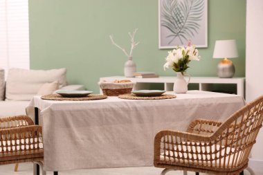 Yemek odasında sandalye ve dekor olan şık bir masa. İç tasarım