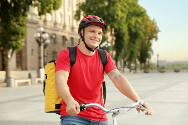 Bisikletli termo çantalı kurye dışarıda. Yemek dağıtım servisi.
