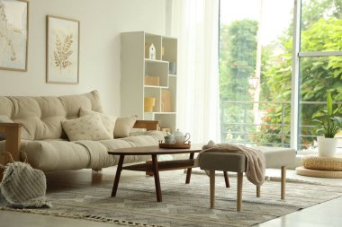 Kahve masası, kanepe, bank ve dekor yemek odasında. İç tasarım