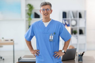 Klinikteki önlüklü doktorun portresi.