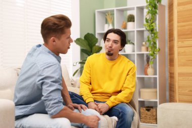 arkadaşlar evde kanepede konuşmayı