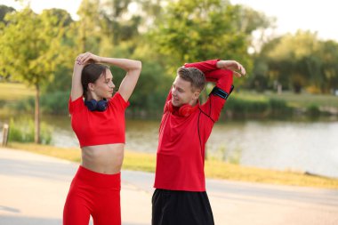 Mutlu çift dışarıda sabah egzersizi yapıyor. Sağlıklı yaşam tarzı