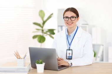 Teletıp. Doktor, bilgisayarla hastayla içeride görüntülü konuşma yapıyor.