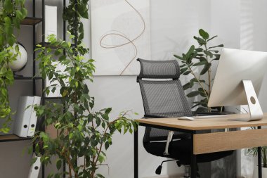 Biyofilik iç tasarım. Ofisinde bilgisayar ve ev bitkileri olan şık bir iş yeri