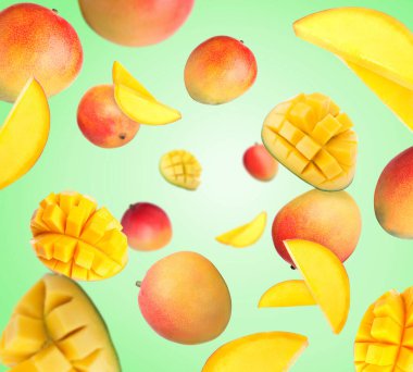 Yeşil eğimli arka planda havada dönen tatlı mango meyveleri