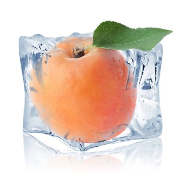 Olgun kayısı meyvesi ve yeşil yapraklı buz küpü beyaza izole edilmiş. Donmuş yiyecekler