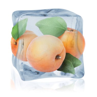 Olgun kayısı meyveleri ve beyaz üzerine izole edilmiş buz küpünde yeşil yapraklar. Donmuş yiyecekler