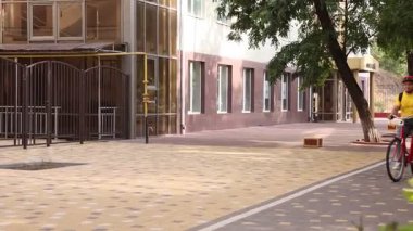 Termo çantalı kurye dışarıda bisiklet sürüyor. Yemek dağıtım servisi.