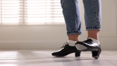 Tap ayakkabılı genç kız içeride dans ediyor, yakın plan.