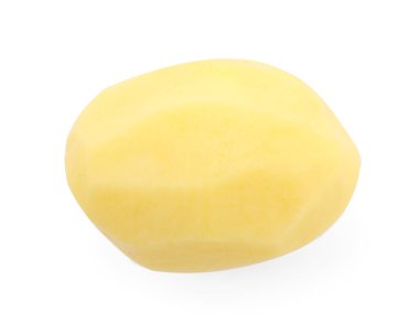 Bir soyulmuş çiğ patates, beyaz üzerine izole edilmiş.