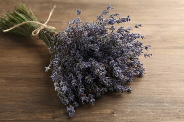 Ahşap masadaki aromatik lavanta çiçekleri, yakın plan.