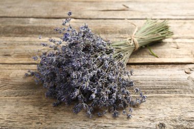 Ahşap masadaki aromatik lavanta çiçekleri, yakın plan.