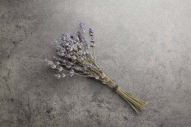 Gri masadaki aromatik lavanta çiçekleri.