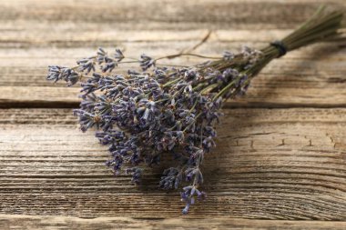 Ahşap masadaki aromatik lavanta çiçekleri, yakın plan.