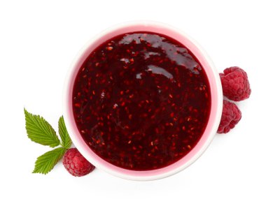 Tatlı ahududu reçeli kasede, böğürtlen ve yeşil yapraklar beyazda izole, üst manzara