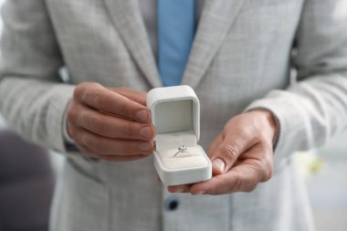 Evlenme teklif ediyorum. Nişan yüzüklü adam içeride, yakın plan.