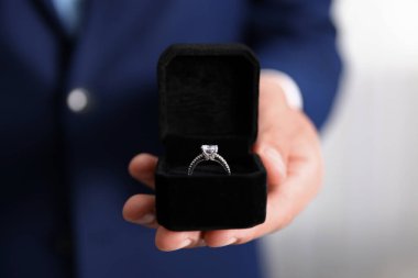 Evlenme teklif ediyorum. Nişan yüzüklü adam içeride, yakın plan.