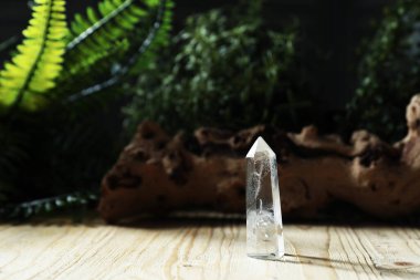 Aura. Açık havada tahta yüzeyde güzel bir kristal. Metin için boşluk