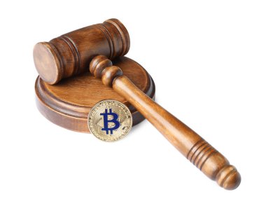 Kripto para birimi. Bitcoin ve yargıç tokmağı beyazda izole edildi