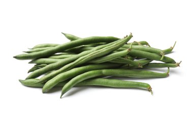 yığın üzerinde beyaz izole taze bezelye