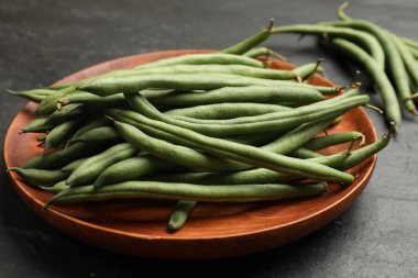 Siyah masada bir sürü taze fasulye, yakın plan.
