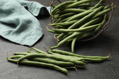 Siyah masada bir sürü taze fasulye, yakın plan.
