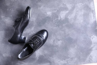 Gri yüzeyde step dansı için bir çift ayakkabı, üst manzara. Metin için boşluk