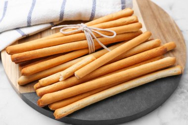 Lezzetli Grissini ışık masasına yapışıyor, yakın plan.