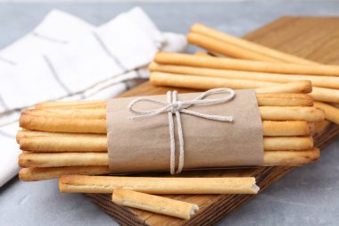 Lezzetli Grissini gri masaya yapışıyor, yakın plan.