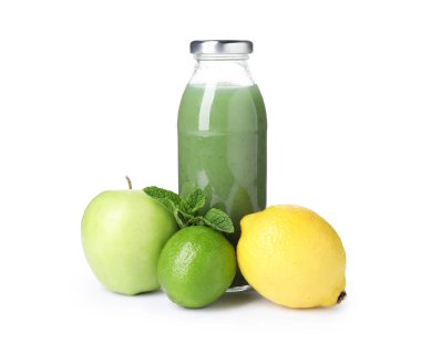 Cam şişedeki lezzetli meyve suyu, taze meyve ve beyaz üzerine izole edilmiş nane.