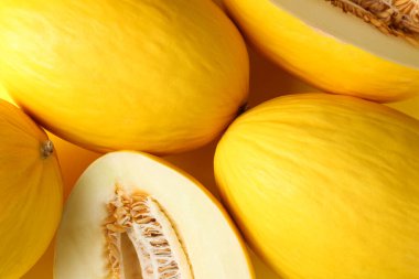 Tam ve kesilmiş olgun kavunlar arkaplan olarak, üst görünüm