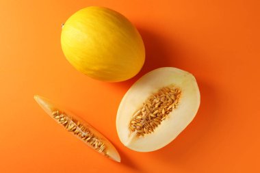 Turuncu arka planda olgun karpuzlar var.