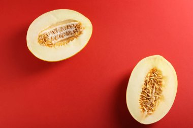 Kırmızı zemin üzerinde olgun kavun parçaları, düz. Metin için boşluk