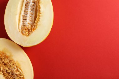 Kırmızı zemin üzerinde olgun kavun parçaları, düz. Metin için boşluk