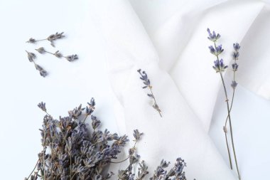 Beyaz arka planda kokulu lavanta çiçekleri, düz yatıyordu