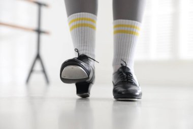 Tap ayakkabılı genç kız içeride, yakın plan.