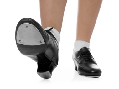 Beyaz arka planda step ayakkabılı genç kız, yakın plan.