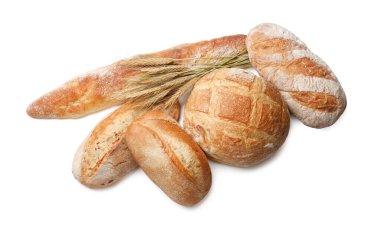 Beyaz arka planda farklı ekmek türleri ve dikenler, üst görünüm