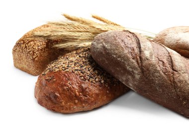 Beyaz arka planda farklı ekmek türleri ve dikenler