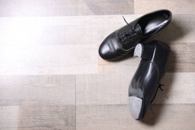 Zeminde step dansı için bir çift ayakkabı, düz yatış. Metin için boşluk