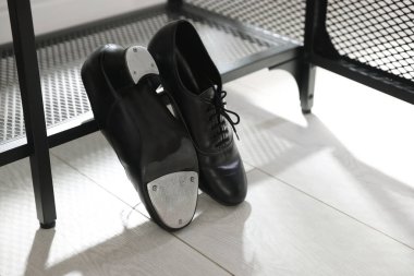 Ayakkabı deposunun yanında step dansı için bir çift ayakkabı.