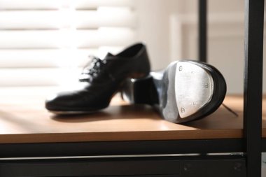 Dolabın içinde step dansı için bir çift ayakkabı, yakın plan.