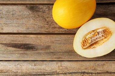 Kesilmiş ve olgun karpuzlar ahşap masada, üst tarafta. Metin için boşluk