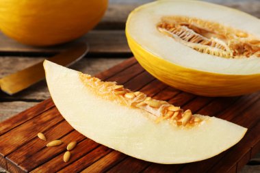 Kesilmiş ve olgunlaşmış karpuzlar ahşap masada, yakın plan