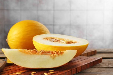 Kesilmiş ve olgunlaşmış karpuzlar ahşap masada, yakın plan